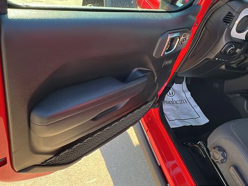 Used 2025 Jeep Wrangler Willys image 14