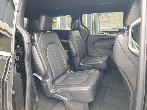 New 2026 Chrysler Pacifica Select image 14