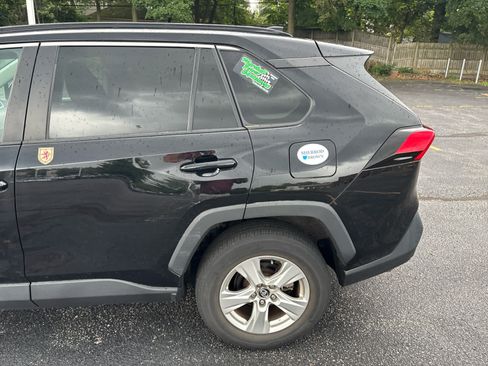 Used 2020 Toyota RAV4 XLE w/ Convenience Package FWD image 4