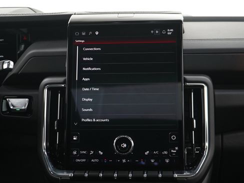 Used 2025 GMC Yukon XL Denali w/ Denali Reserve Package AWD/4WD image 17