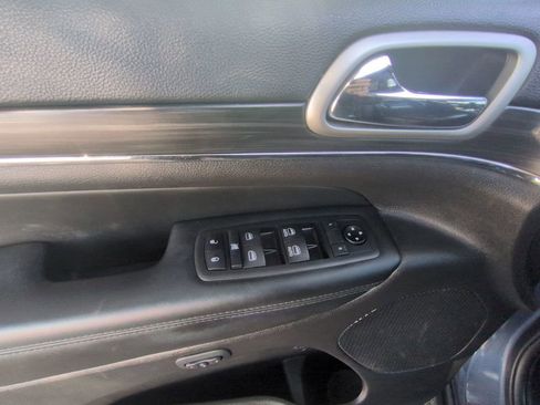 Used 2019 Jeep Grand Cherokee Limited w/ Trailer Tow Group IV image 12