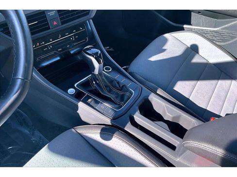 Used 2025 Volkswagen Jetta SE FWD image 14