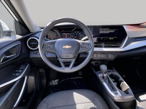 Used 2024 Chevrolet Trax LS w/ LS Convenience Package FWD image 6