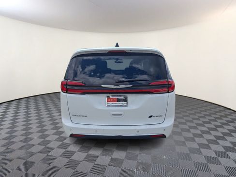 Used 2023 Chrysler Pacifica Limited FWD image 6
