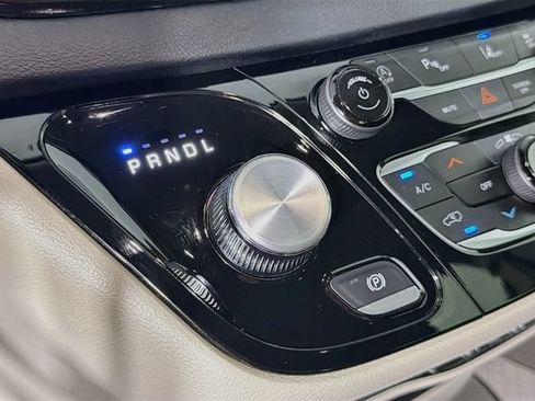 Used 2023 Chrysler Pacifica Touring-L FWD image 16