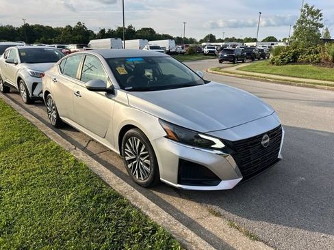 Used 2023 Nissan Altima 2.5 SV FWD image 2