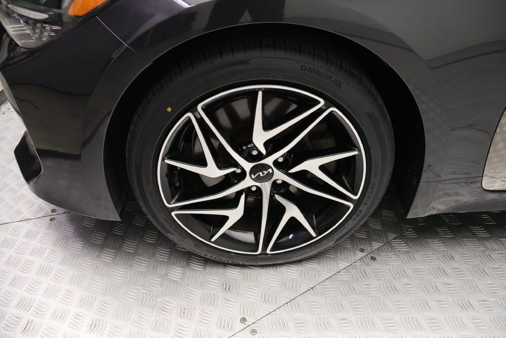 Used 2022 Kia Stinger GT-Line w/ Sun & Sound Package RWD image 4
