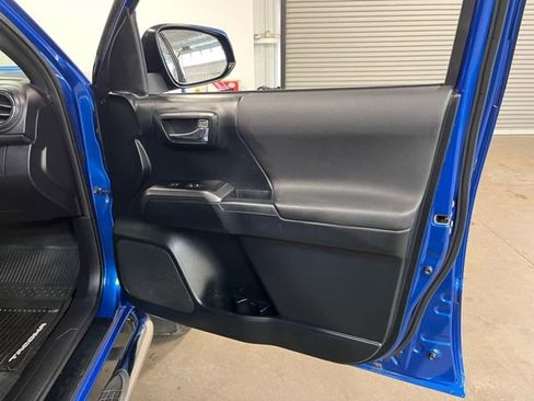 Used 2016 Toyota Tacoma TRD Sport w/ Towing Package image 11