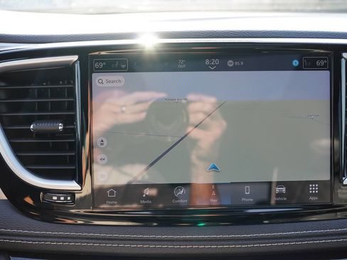 Certified 2025 Chrysler Pacifica Limited FWD image 27