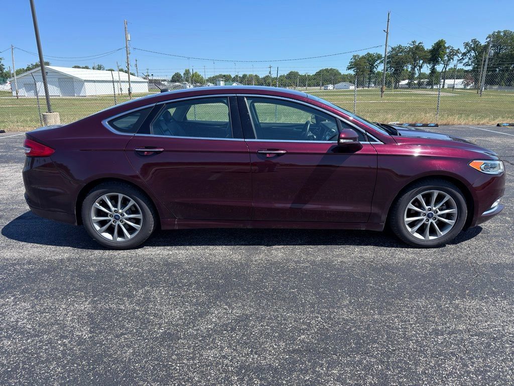 Used 2017 Ford Fusion SE w/ Fusion SE Technology Package FWD image 13