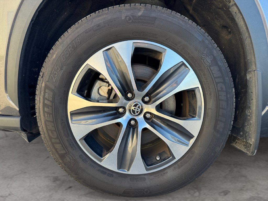 Used 2024 Toyota Highlander XLE AWD/4WD image 9