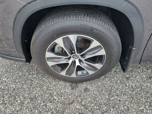 Used 2024 Toyota Highlander XLE image 5