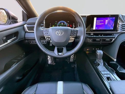 Used 2025 Toyota Camry SE image 9
