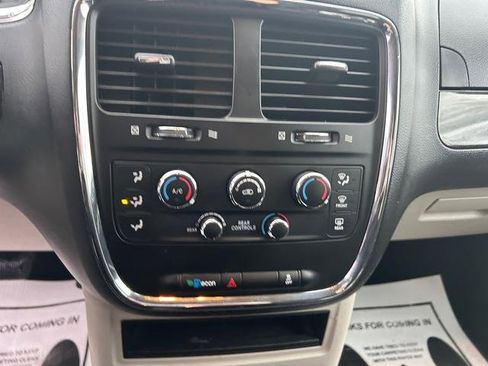Used 2019 Dodge Grand Caravan SE w/ UConnect Hands-Free Group image 19