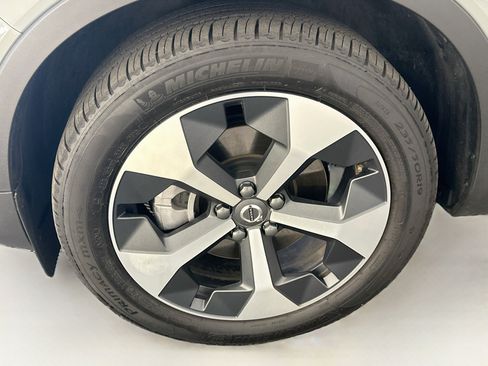 Used 2025 Volvo XC40 B5 Plus AWD/4WD image 11