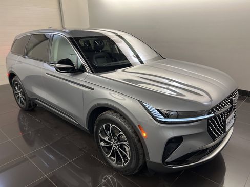 Used 2025 Lincoln Nautilus Premier image 1