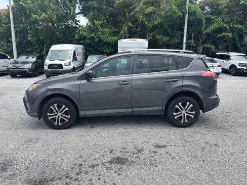 Used 2017 Toyota RAV4 LE AWD/4WD image 4