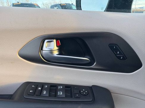 Used 2023 Chrysler Pacifica Touring-L image 16