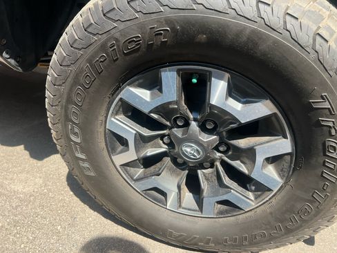 Certified 2018 Toyota Tacoma TRD Off-Road AWD/4WD image 7