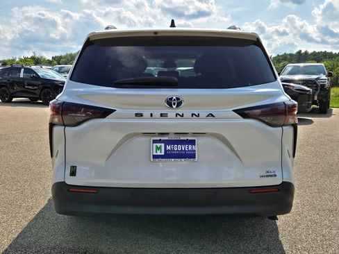 Used 2023 Toyota Sienna XLE FWD image 4