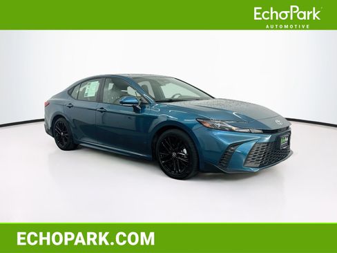 Used 2025 Toyota Camry SE FWD image 1