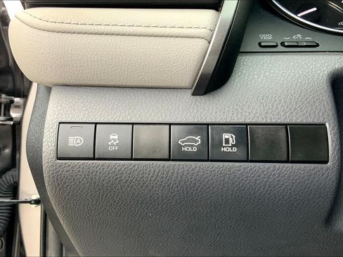 Used 2020 Toyota Camry L FWD image 34