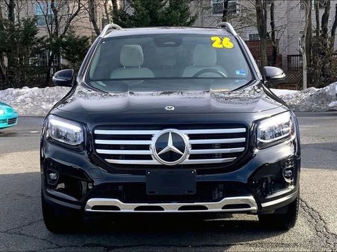Used 2026 Mercedes-Benz GLB 250 4MATIC image 2
