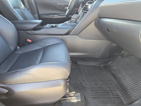 Used 2023 Toyota Venza XLE image 16