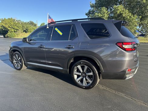 Used 2024 Honda Pilot Touring image 3