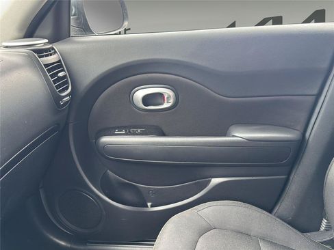 Used 2015 Kia Soul + FWD image 39