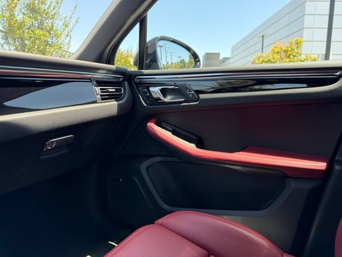Used 2026 Porsche Macan AWD/4WD image 24