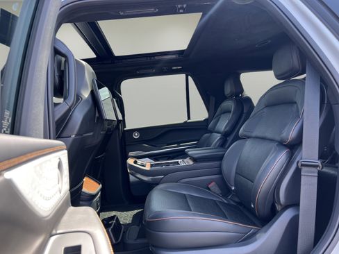 Used 2025 Lincoln Navigator Black Label image 9