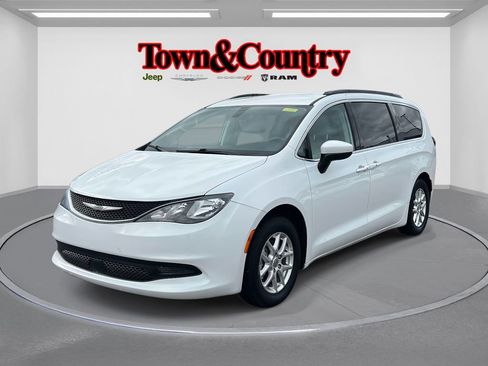 Certified 2021 Chrysler Voyager Lxi image 2
