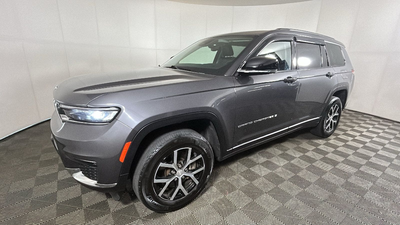 Used 2023 Jeep Grand Cherokee L Limited AWD/4WD image 8