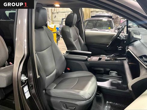 Certified 2021 Toyota Sienna XLE image 9