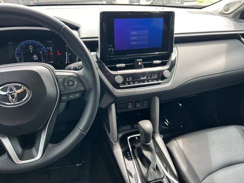 Certified 2025 Toyota Corolla Cross XLE w/ Convenience Package FWD image 18