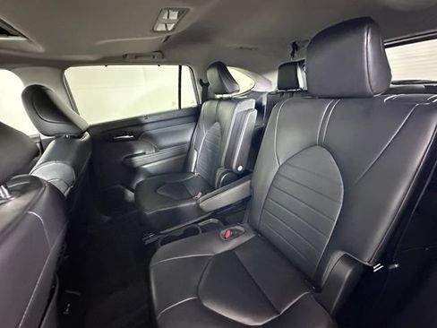 Used 2023 Toyota Highlander XLE AWD/4WD image 18