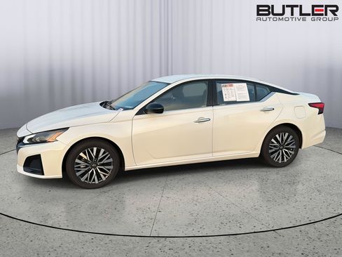 Used 2025 Nissan Altima 2.5 SV FWD image 3