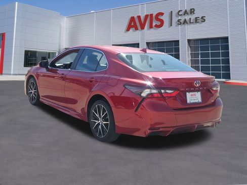 Used 2024 Toyota Camry SE image 3