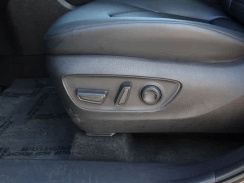 Used 2025 Toyota Highlander XLE image 17