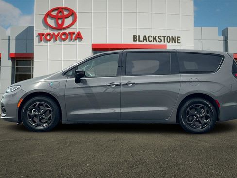 Used 2023 Chrysler Pacifica Limited w/ S Appearance Package FWD image 6