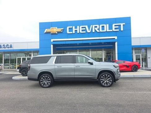 Used 2025 Chevrolet Suburban High Country AWD/4WD image 2