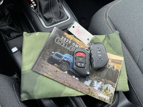 Used 2025 Jeep Gladiator Sport image 26