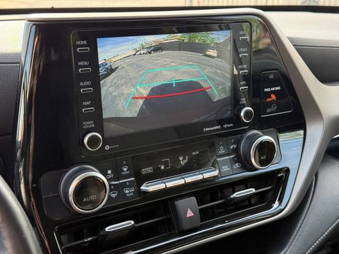 Used 2022 Toyota Highlander LE AWD/4WD image 39