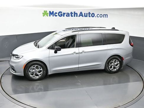 Used 2024 Chrysler Pacifica Limited image 24