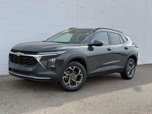 Used 2025 Chevrolet Trax LT FWD image 1