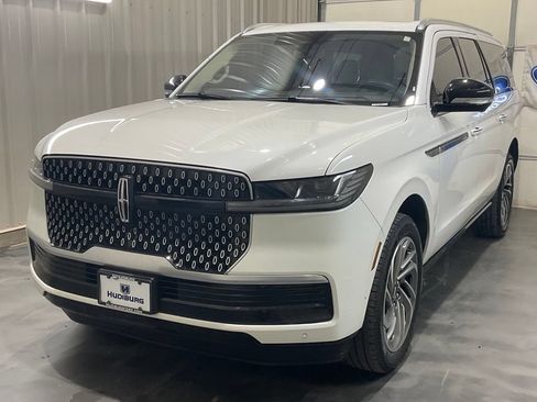 Used 2025 Lincoln Navigator L Reserve AWD/4WD image 4