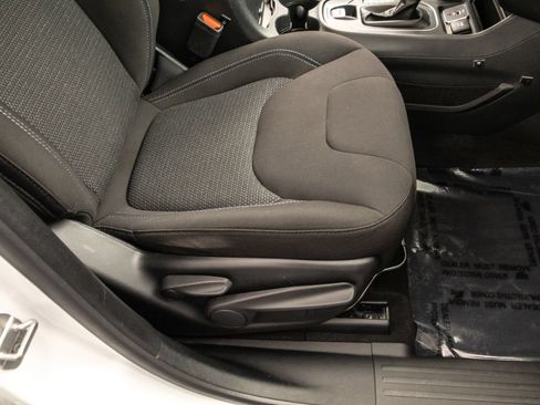 Used 2019 Jeep Cherokee Latitude w/ Cold Weather Group AWD/4WD image 40