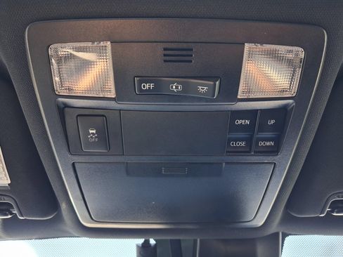 Used 2018 Toyota Tacoma TRD Sport AWD/4WD image 17