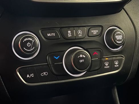 Used 2020 Jeep Cherokee Latitude Plus AWD/4WD image 20
